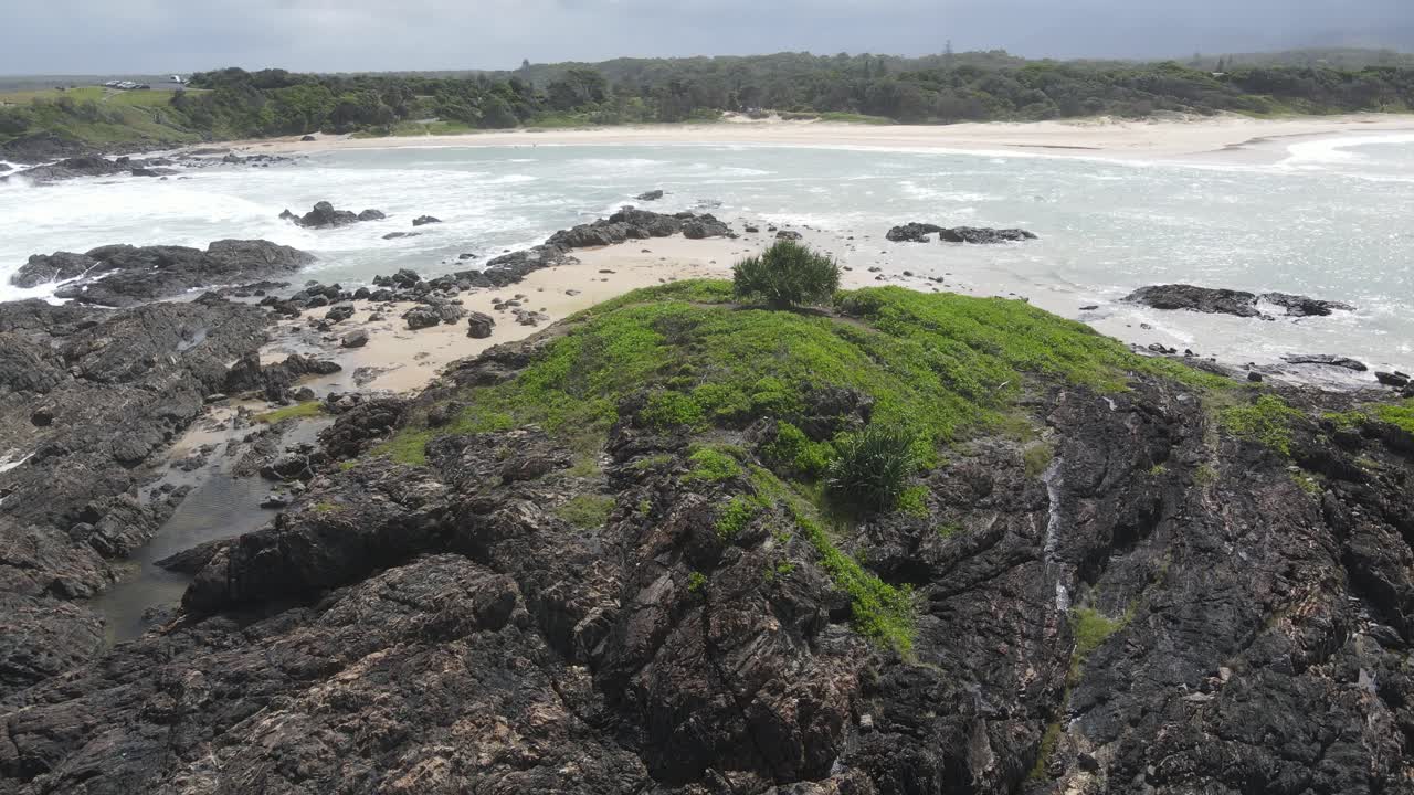 rocas cubiertas de musgo cerca de la playa de sawtell en verano - océano pacífico sur, sawtell, nsw, australia
