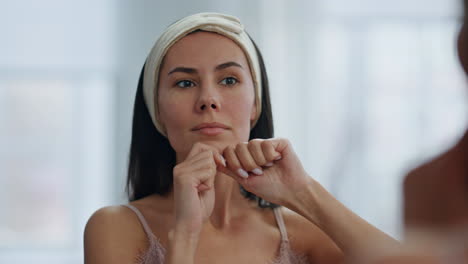 mujer involucrada en procedimientos de drenaje linfático espejo lugar. señora masaje facial