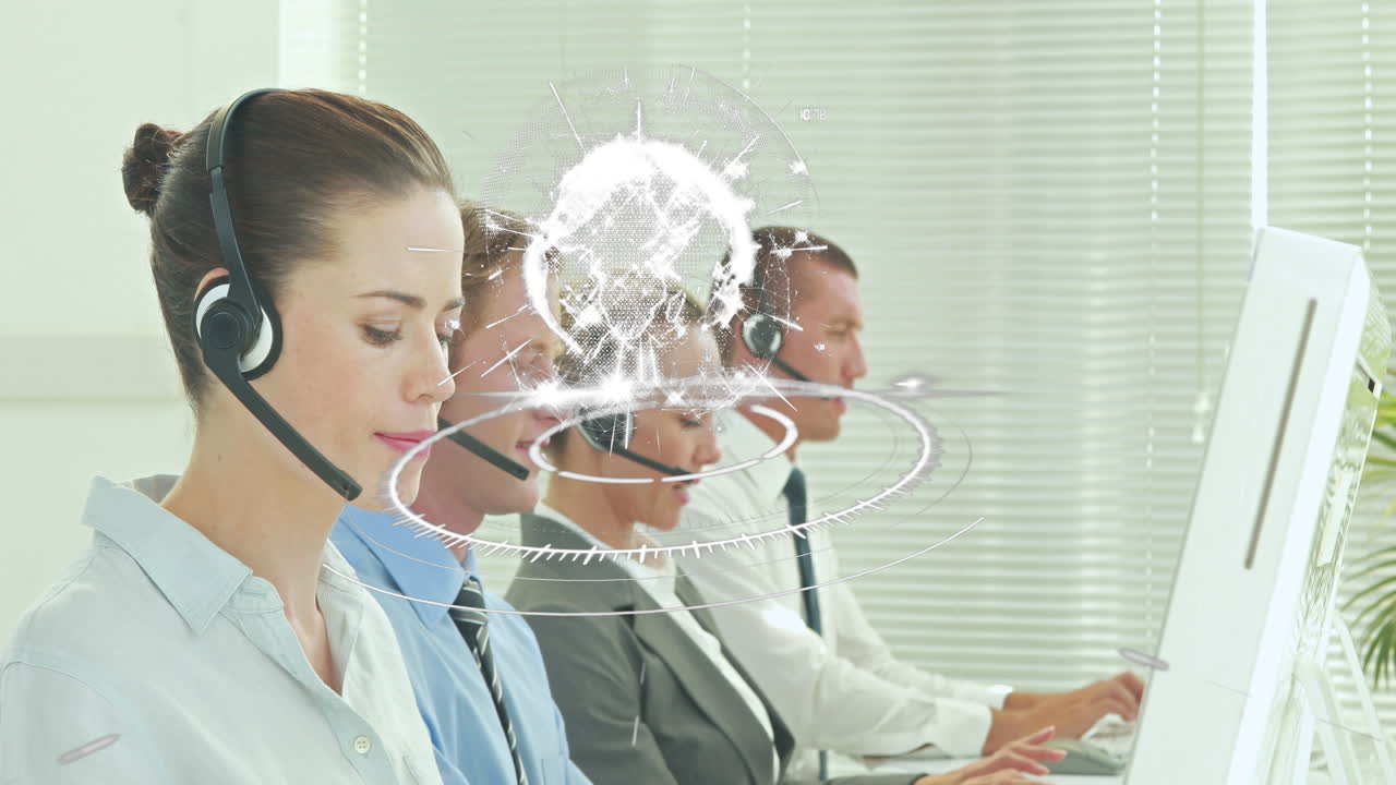 전화 헤드을 사용하는 비즈니스 사람들을 통해 전 세계와 연결 네트워크의 애니메이션