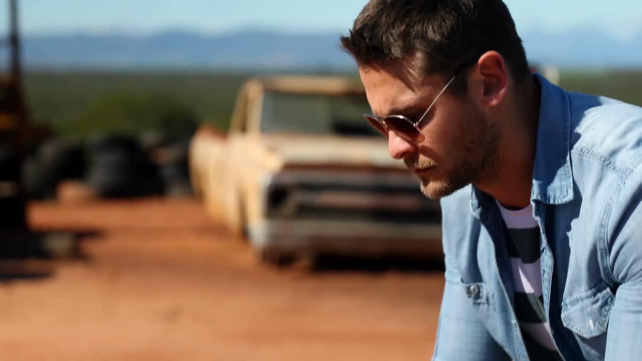 ⁇ 은 날에  ⁇ 드폰을 사용하는 남자 4k