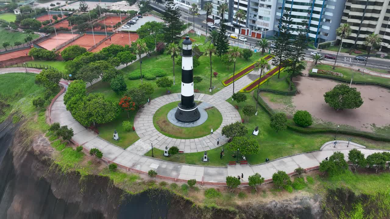 spot vista aérea del faro de miraflores, en lima, perú