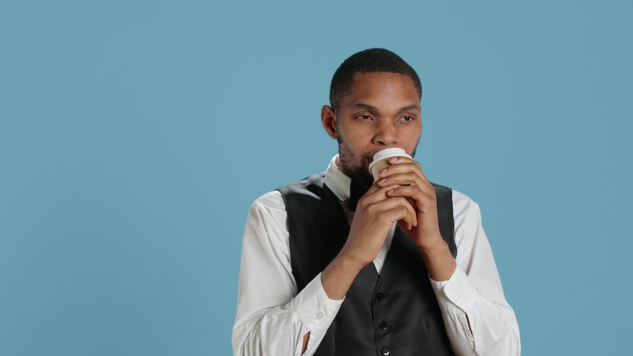 empleado portero bebiendo una taza de café después de un largo turno de noche