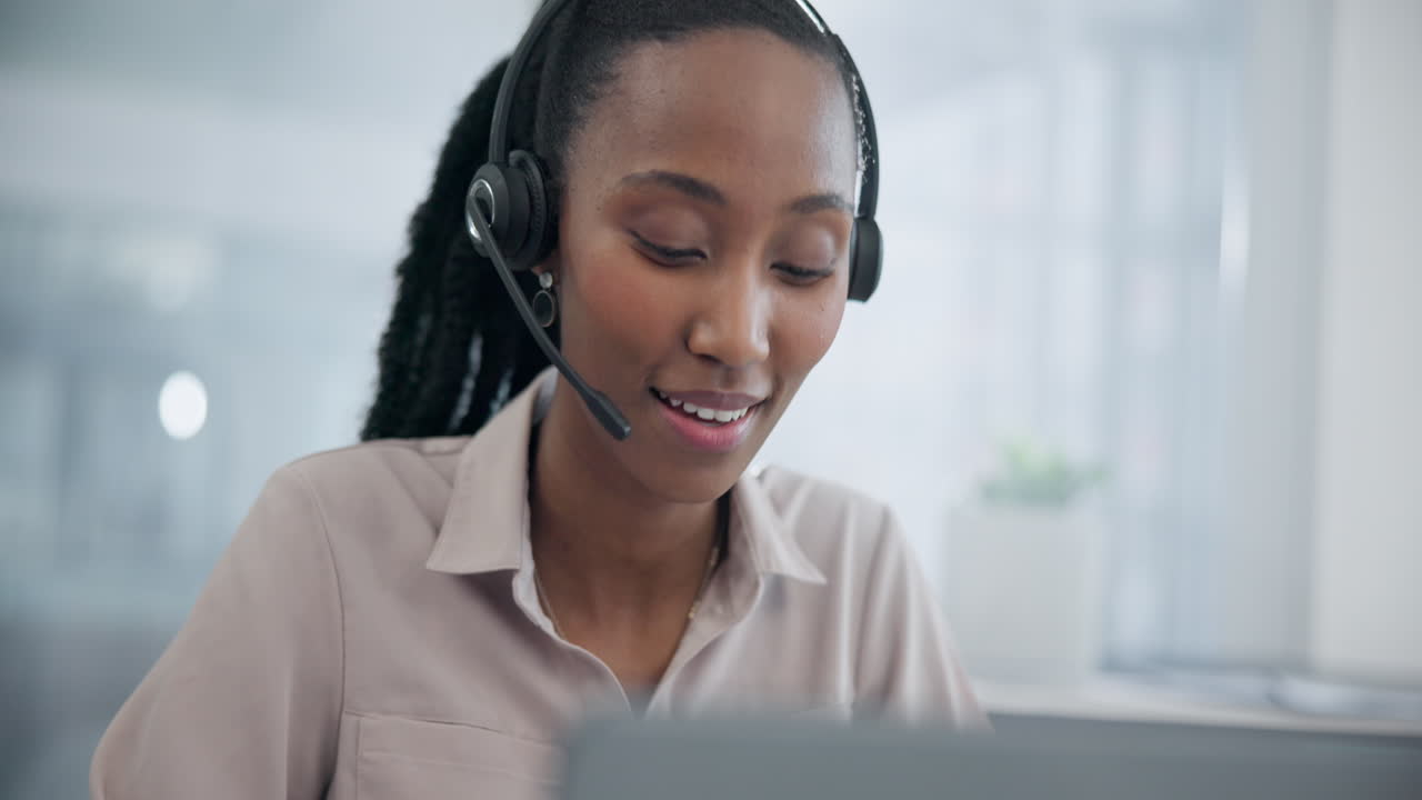 Donna di colore, call center e telefonata