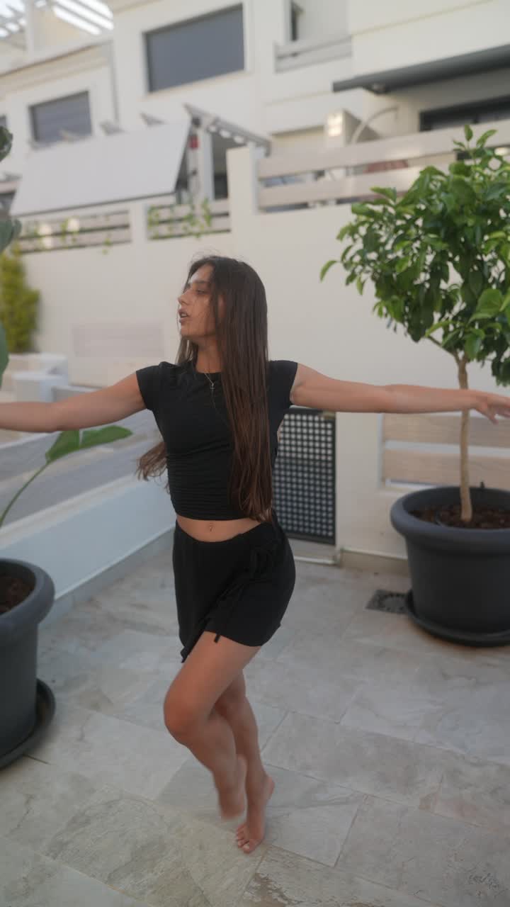 mujer bailando y jugando a la pelota al aire libre