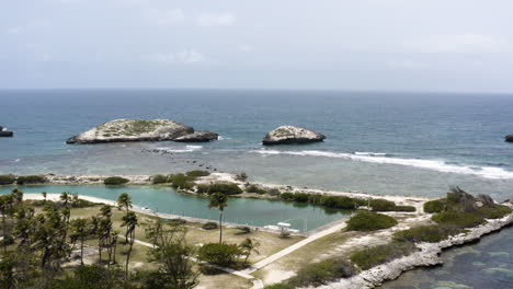 Antenne---Schöner-Strand-Von-Cayo-Lobos,-Fajardo,-Puerto-Rico,-Weit-Nach-Vorne-Geschossen