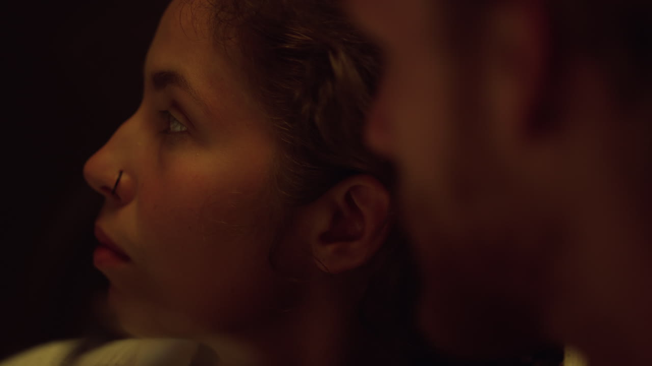 클로즈업 커플은 저녁에 알코올 잔을 마시고, 연인들은 데이트에서 와인을 즐긴다.