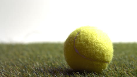 Primer-Plano-De-Una-Pelota-De-Tenis