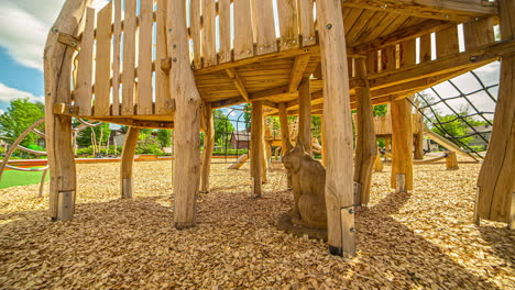 patio de juegos de madera vacío bajo el sol en el parque