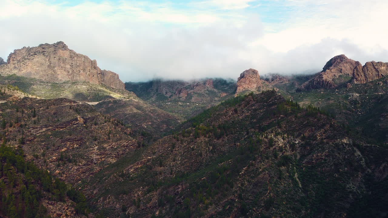 Ripresa aerea di un paesaggio montuoso roccioso e selvaggio delle Isole Canarie.
