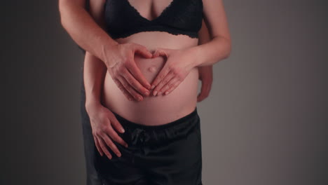 primer plano del vientre de una mujer embarazada y de los padres que esperan un bebé