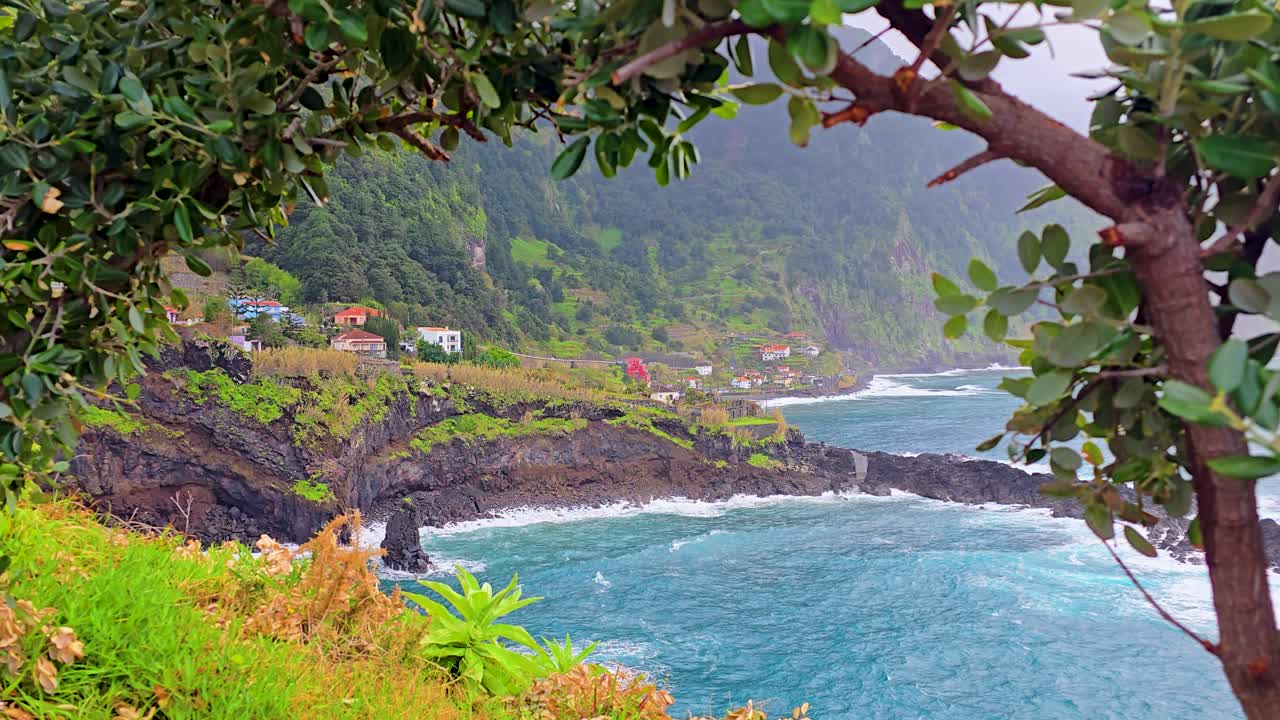 Vista panorámica de Seixal en Madeira con dramáticas montañas verdes, costa escarpada, olas del Océano Atlántico y hermosa luz natural creando un metraje de viaje isleño pacífico e inspirador