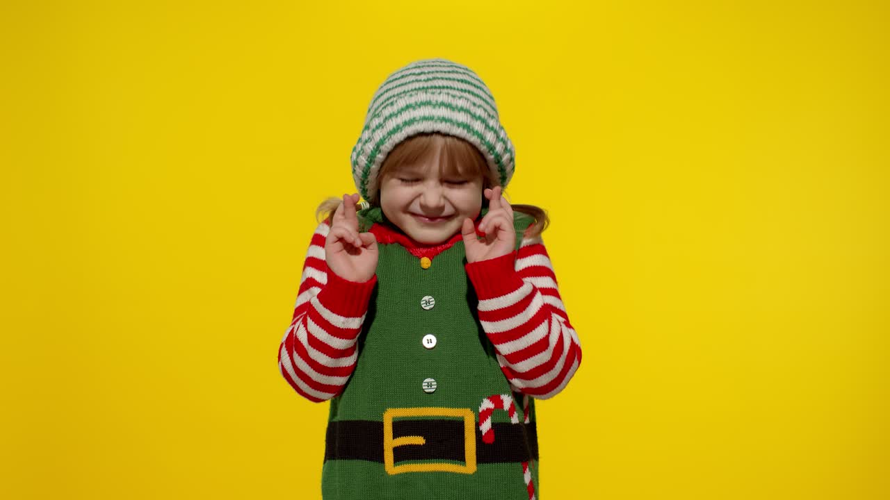 Nadšené dítě elf slavící Vánoce.