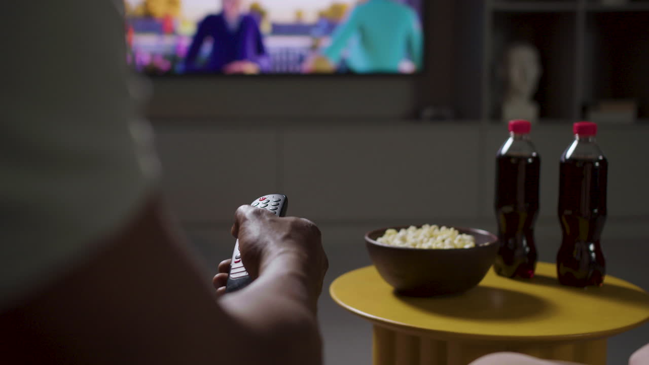 집에서 tv를 보는 남자