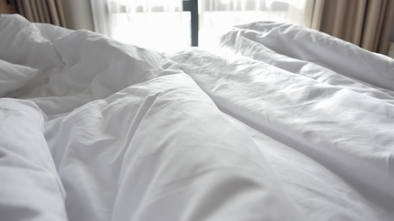 밝은 방 에서 꾸미지 않은 침대