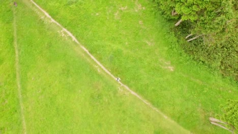 Mujer-En-Forma-Corriendo-En-Un-Paisaje-Verde