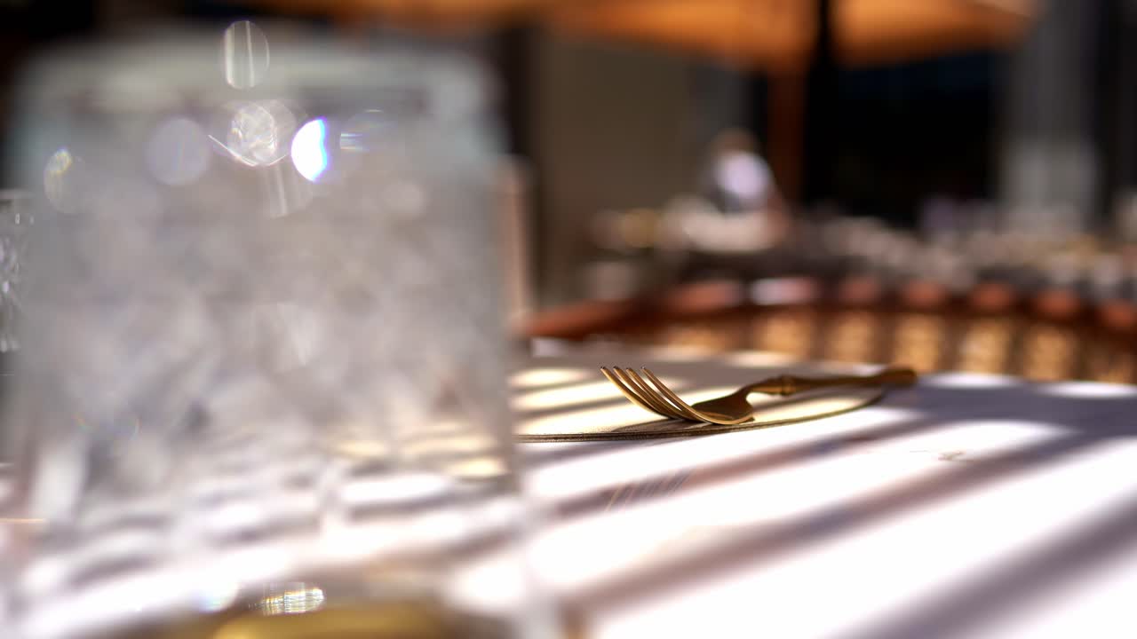 레스토랑에서 세련되고 가운 식탁의 앞면