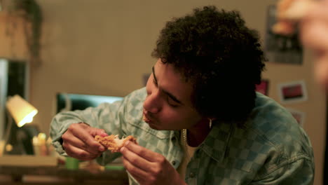 People-eating-fried-chicken