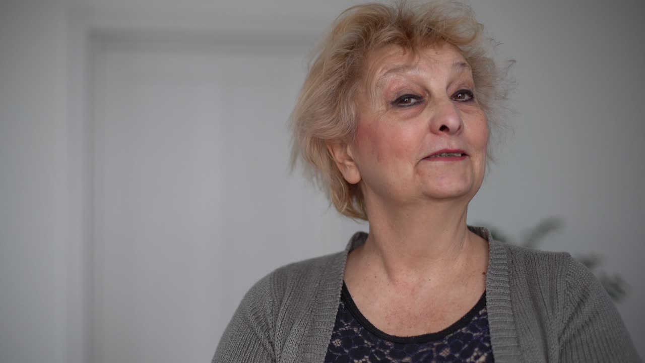 mujer alegre mayor de 60 años que busca hablar con la cámara de conferencia llamando en casa. sonriente anciana madura señora adulta abuela hablar con la cámara web hacer video chat comunicarse en línea, vista de cámara web