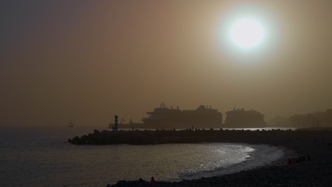 크루즈 선박 과 흐릿 한 하늘 이 있는 항구 위 의 해가 지는 것