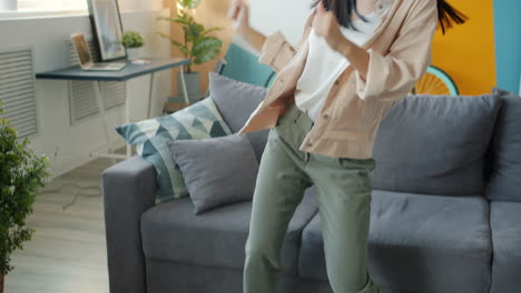 mujer bailando en casa