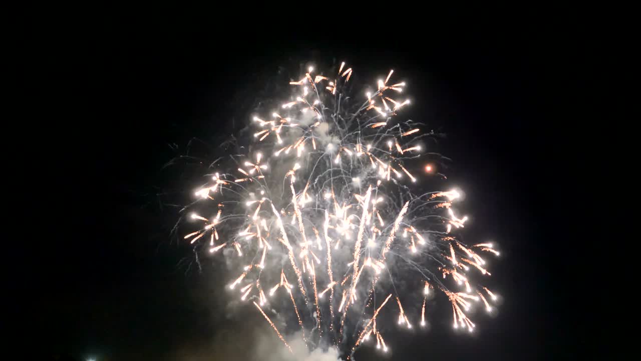 celebración fuegos artificiales explotan y brillan sobre fondo oscuro con oscuro y grano procesado
