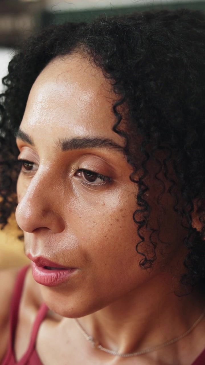Primo piano di una donna che pratica mindfulness e respirazione profonda