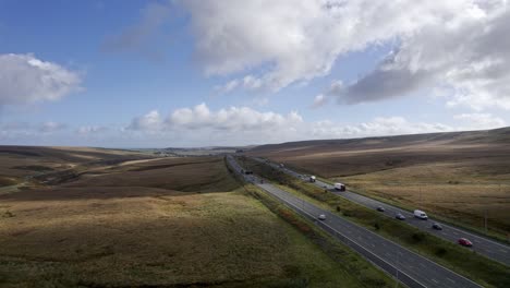 imágenes aéreas de drones de la autopista m62 en su cumbre, la autopista más alta de inglaterra