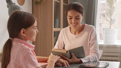 mujer comprobando la tarea de la hija