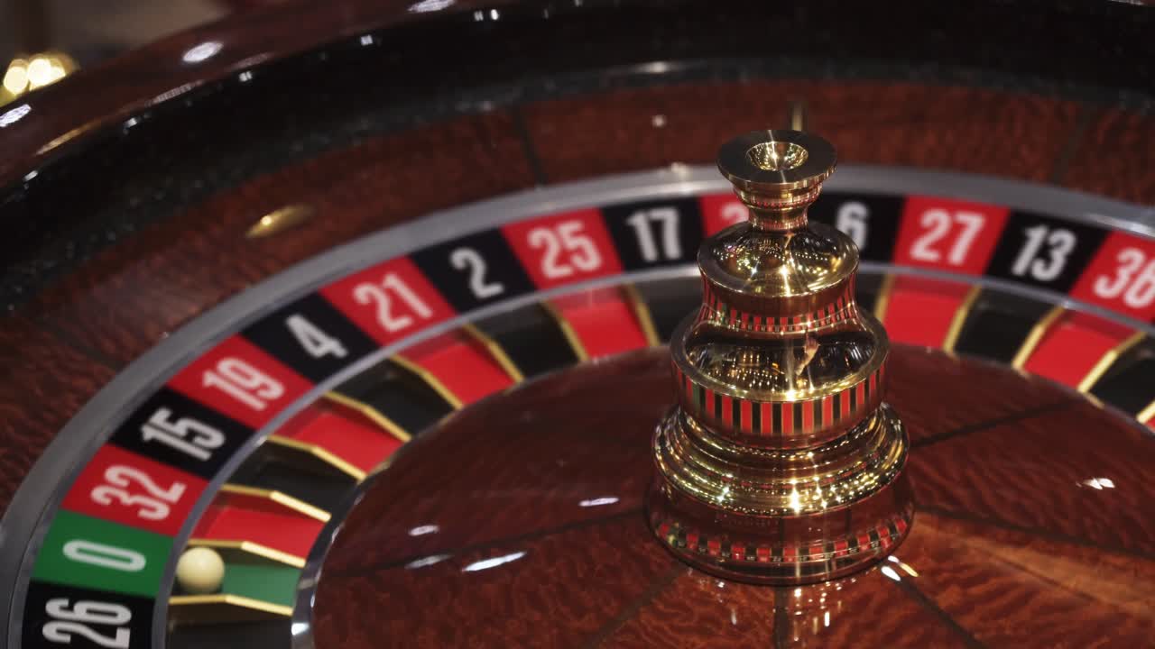 rueda de la ruleta en el casino y la bola en el número cero, concepto de pérdida o mala suerte, vista de cierre