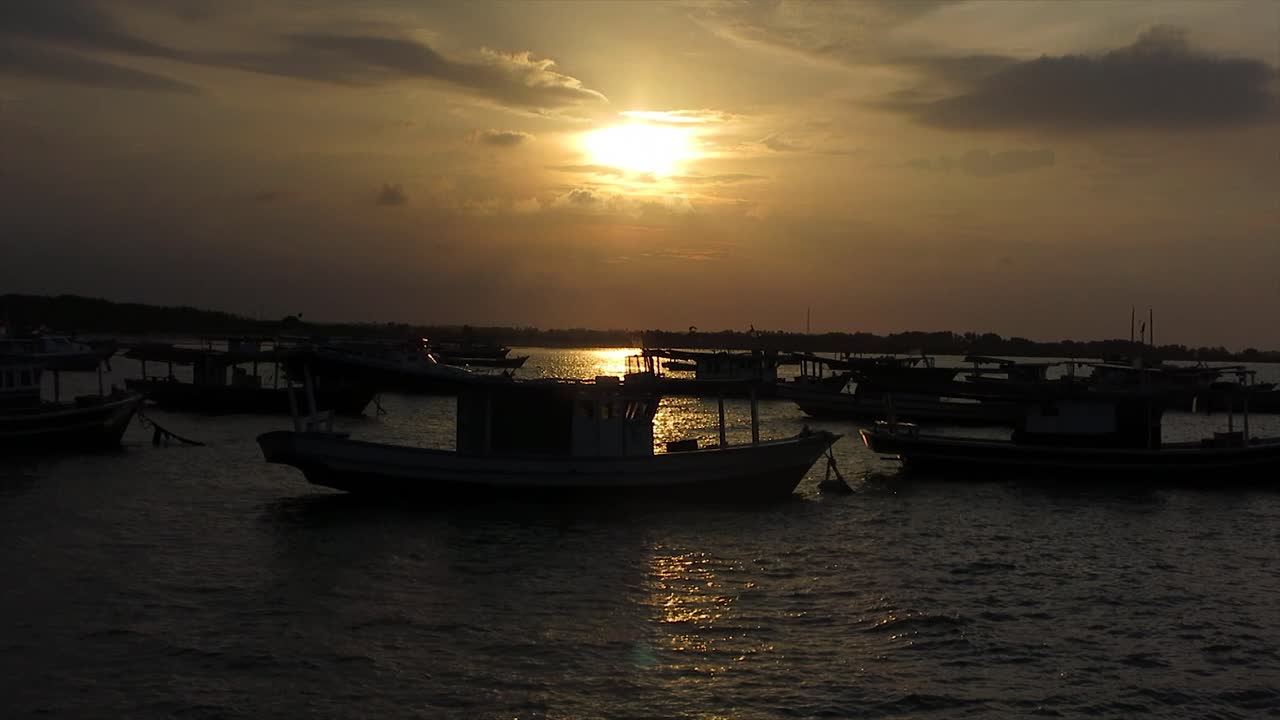 일몰 또는 일출 낚시 부두에서의 저녁 분위기