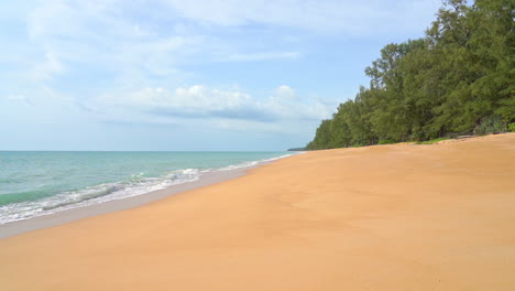 Wellen,-Die-An-Einem-Einsamen-Strand-Krachen.-Zeitlupe