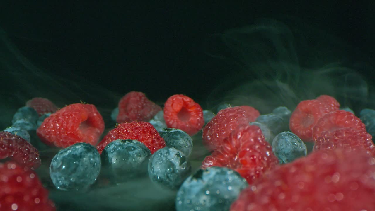 어두운 배경에 신선한 베리