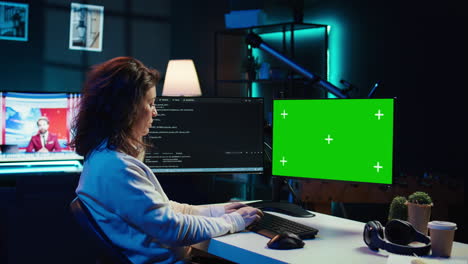 Entwickler-Führt-Software-Debugging-Auf-Greenscreen-PC-Zu-Hause-Durch