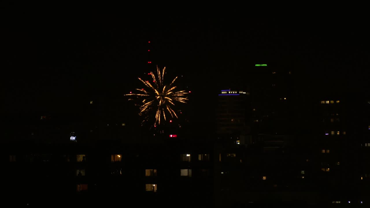 fuegos artificiales de nochevieja 2023 sobre la ciudad de sofia, bulgaria