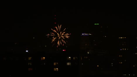 fuegos artificiales de nochevieja 2023 sobre la ciudad de sofia, bulgaria