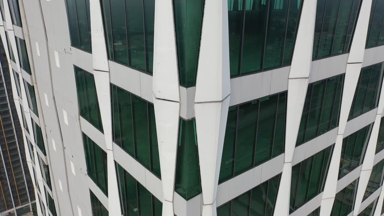 건설 중인 현대적인 마천루