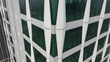 rascacielos moderno en construcción