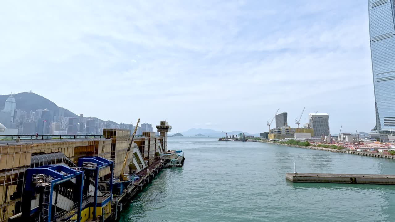 sitio de construcción junto al agua en hong kong