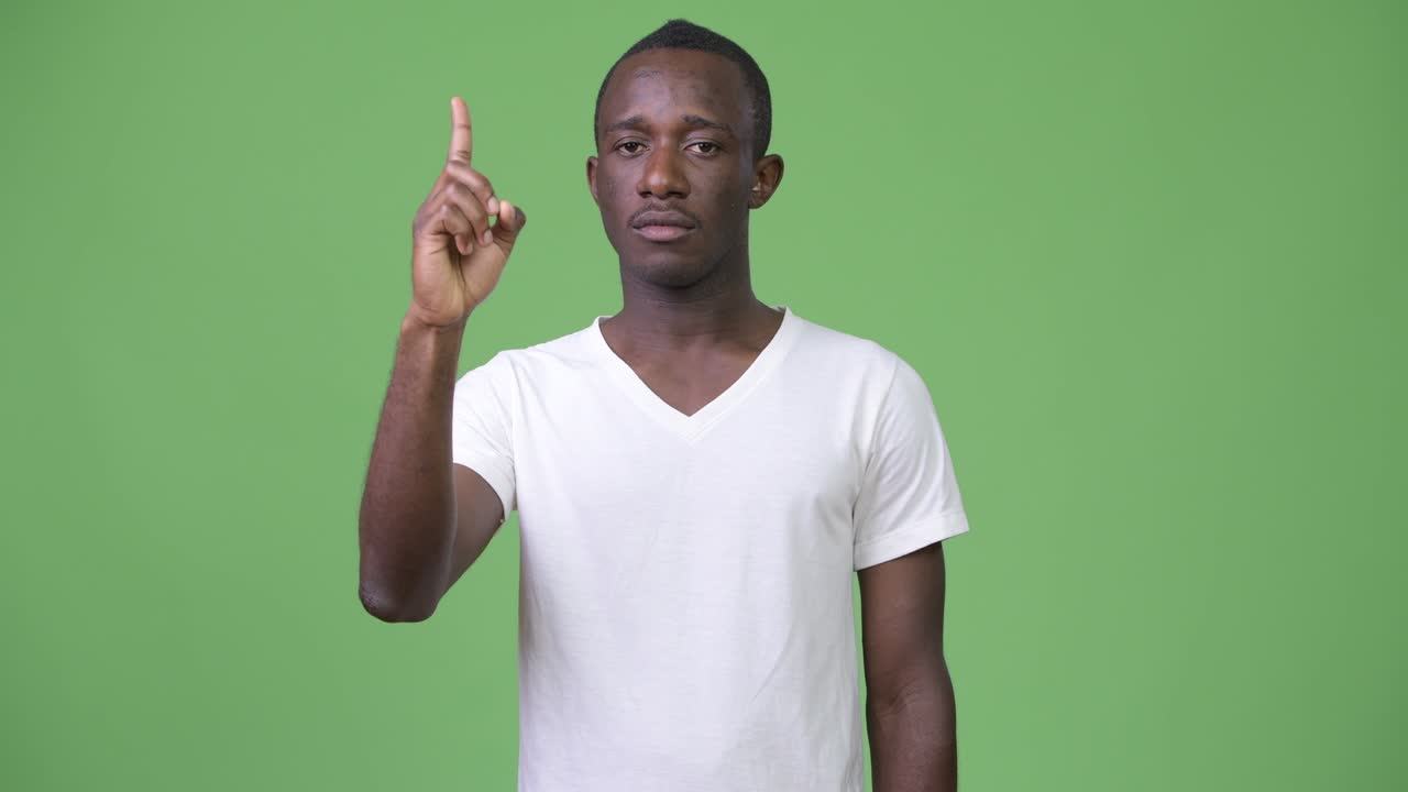 Ung afrikansk mand peger opad.
