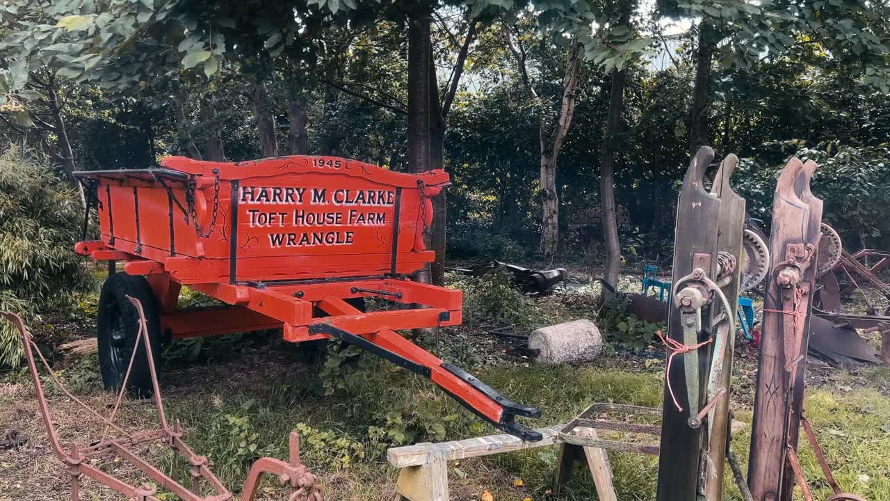 viejo equipo histórico de maquinaria agrícola sentado en un campo de agricultores