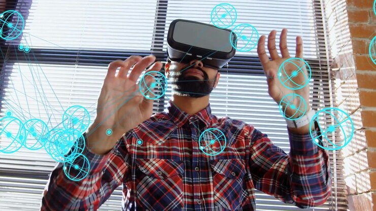 Uomo con visore VR che alza i palmi e manipola sfere olografiche per l'interfaccia di una demo tecnologica.