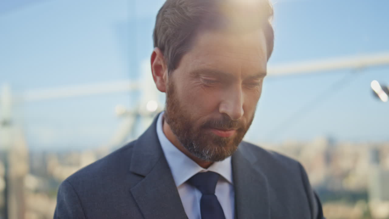 manos de un hombre de negocios escribiendo en un portátil de primer plano. hombre orgulloso y confiado pensando en una solución