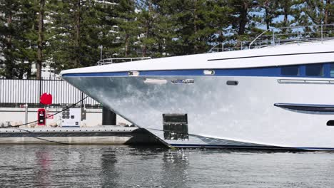 un barco atracando en un puerto deportivo