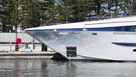 a boat docking at a marina