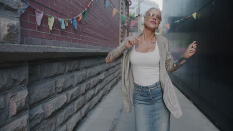 woman dancing in an urban alley