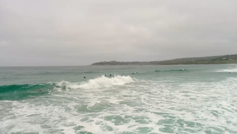 carmel-by-the-sea beach drone video brumoso mañana surfistas en olas - surfistas dando vueltas