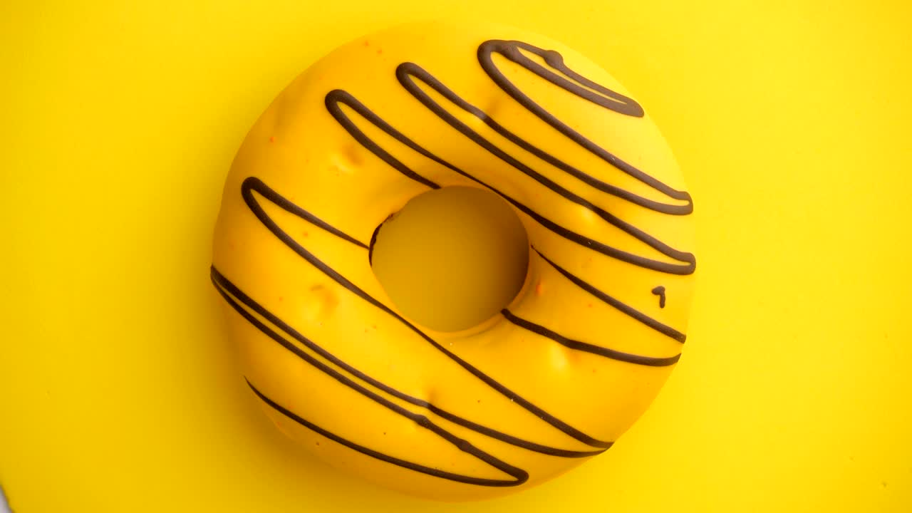 el donut glazado de primer plano.