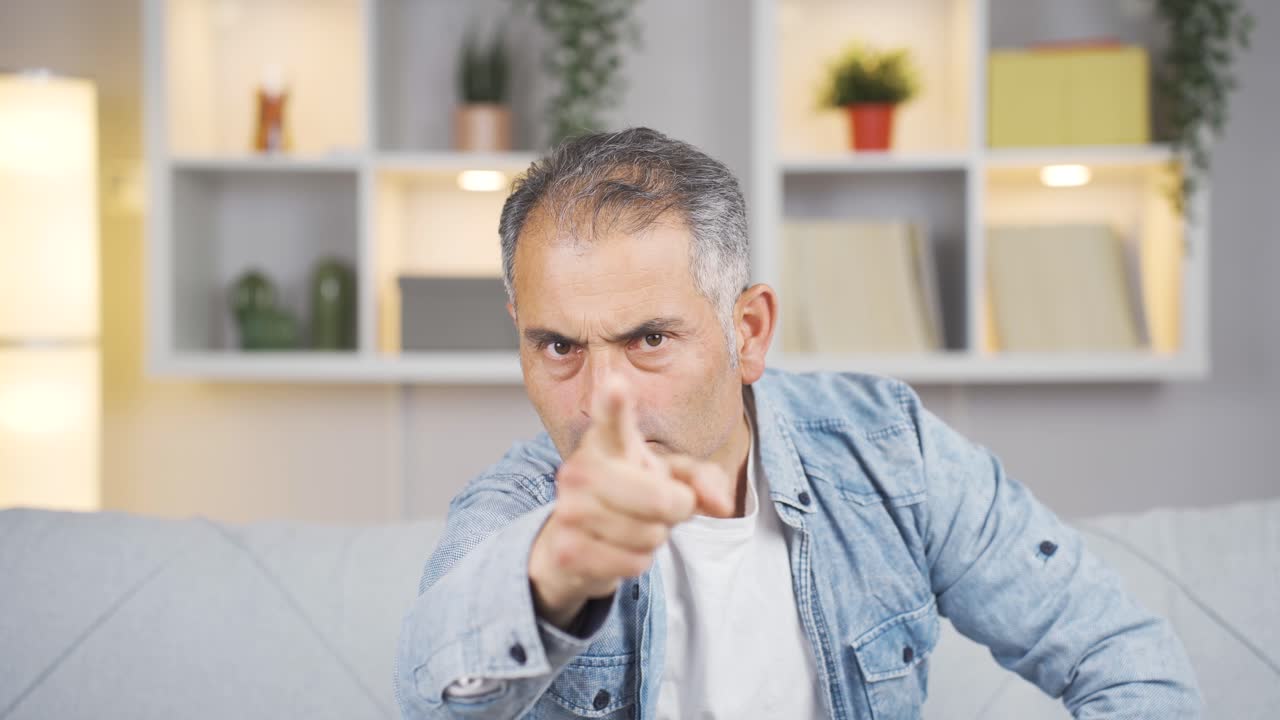 el hombre está advirtiendo mirando a la cámara.