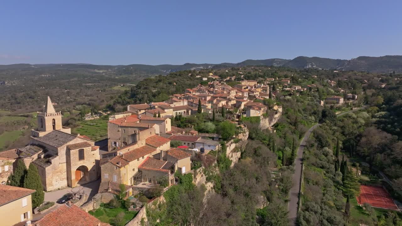 Veduta aerea del pittoresco villaggio di Venasque e di una cappella storica nel Luberon