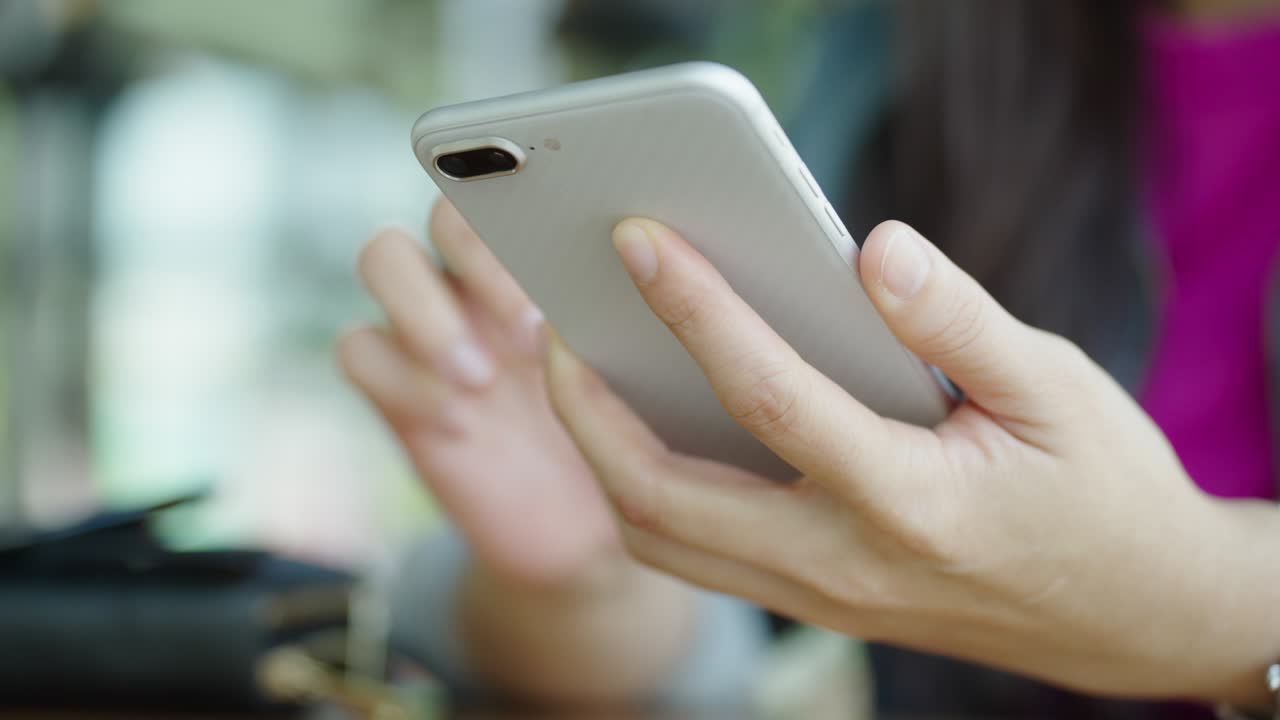 스마트폰을 들고 있는 여성의 손, 모바일 애플리케이션, 일상 생활에서 기술을 사용하는 개념, 온라인 쇼핑, 온라인 결제